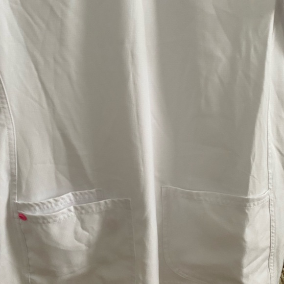 All heart white 3 pocket scrub top break on through - Picture 3 of 4